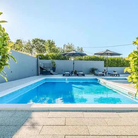 Nature Embrace Villa *